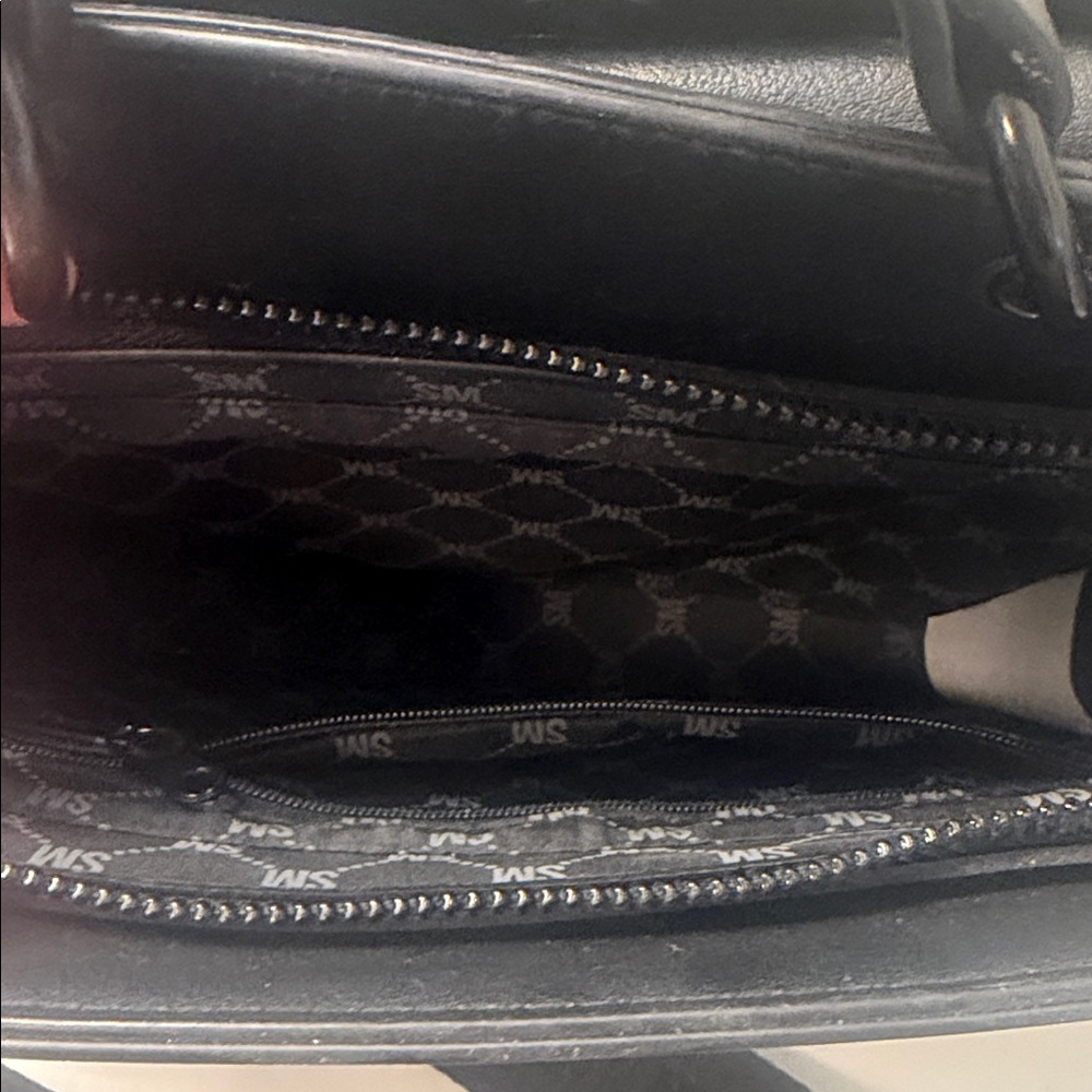 Steve Madden Sleek Black Messenger Bag - Picture 3 of 5